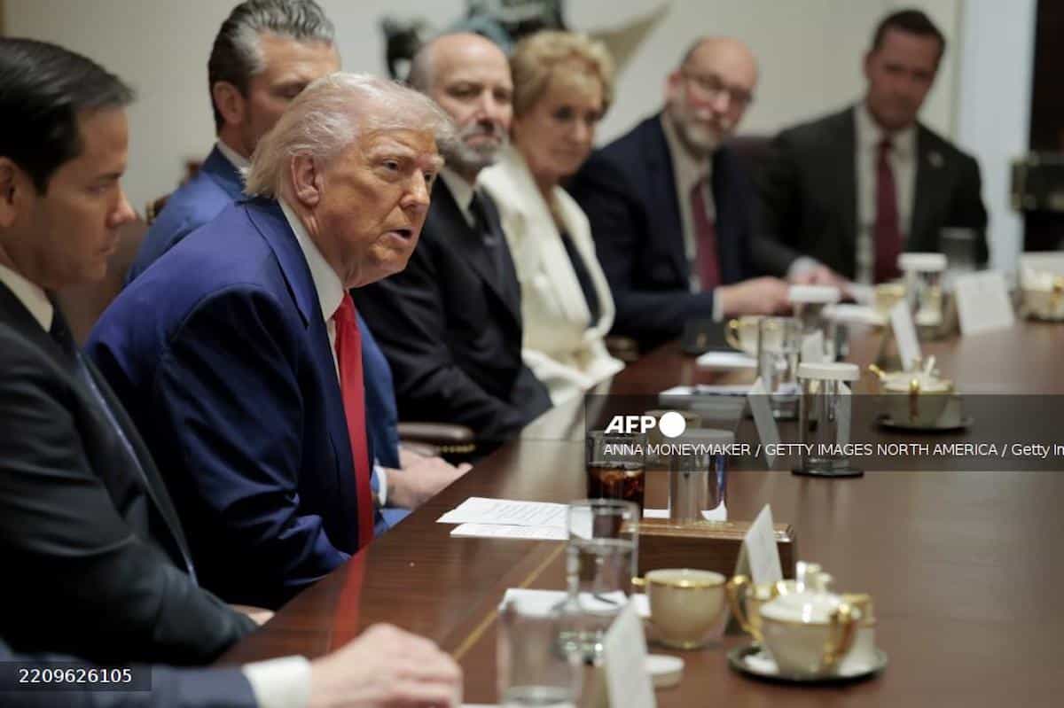 Photo of Donald Trump and his Cabinet holding a meeting