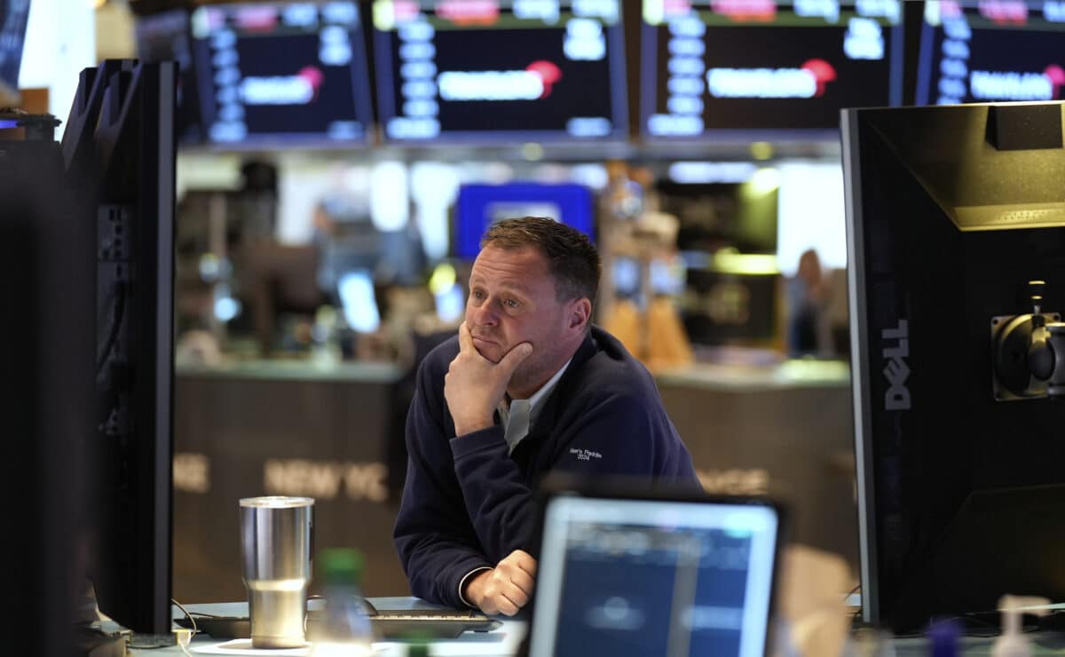 US stocks dipped