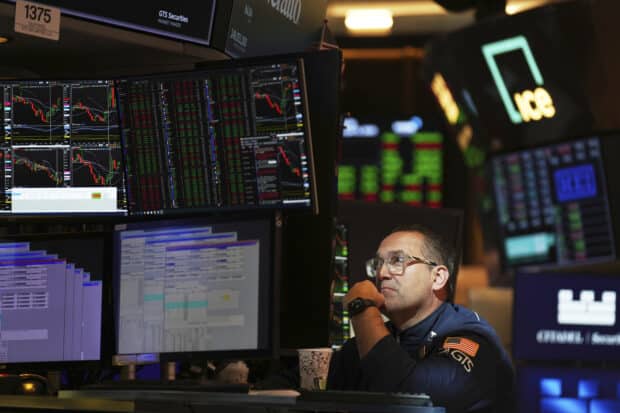 US stocks rise, dollar sags on tech tariff twist