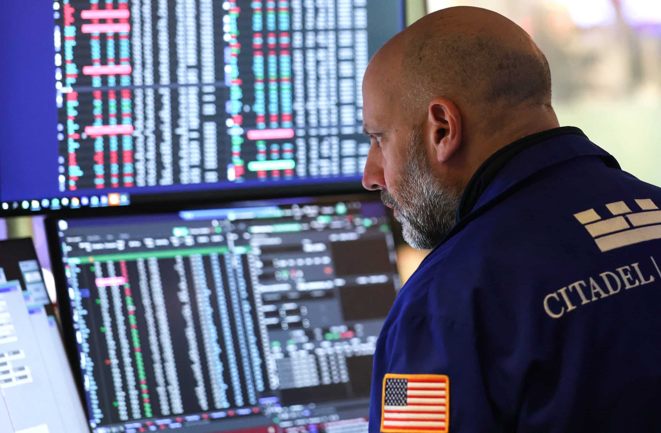 US stocks move sideways, shrugging off low-key Fed meeting