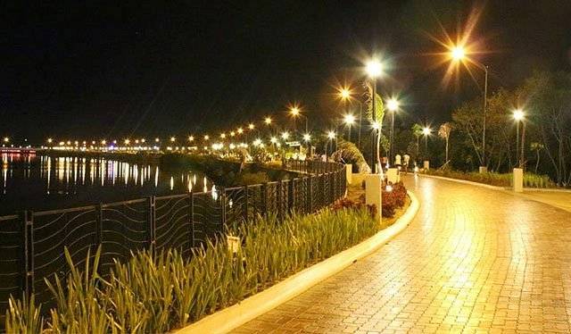 Esplanades or cycle paths keep people close enough for conversationwhile still feeling safe.