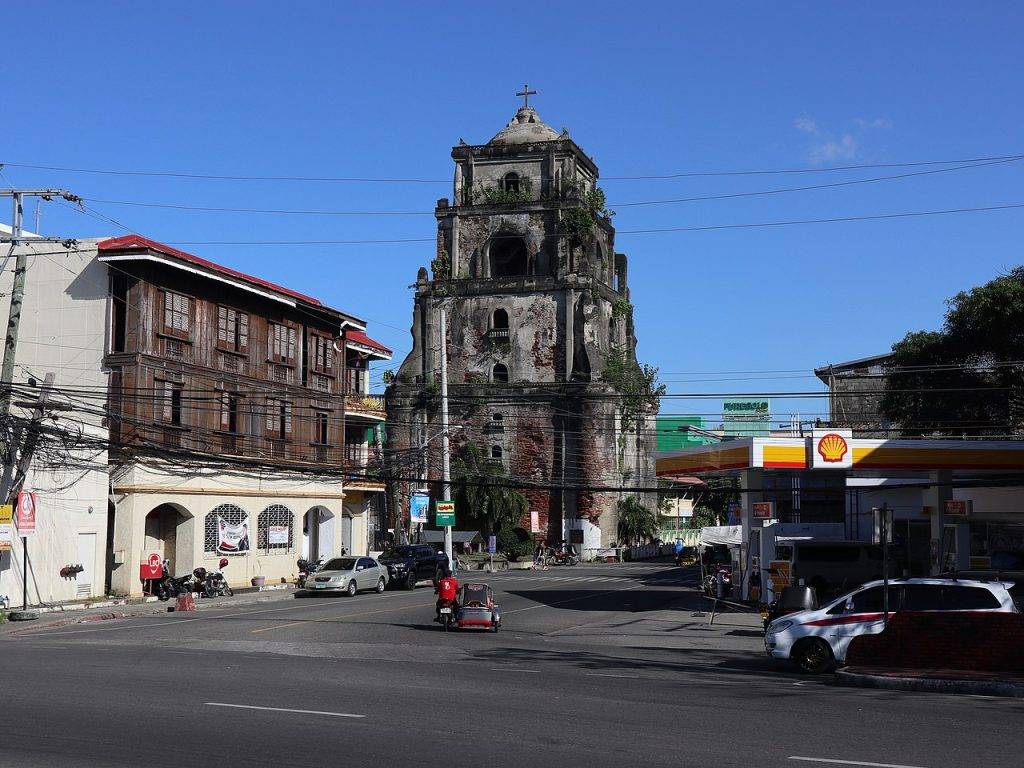Tourists can visit landmarks like the iconic Sinking Belltower. (HTTPS://TURISTASAPILIPINAS.COM)
