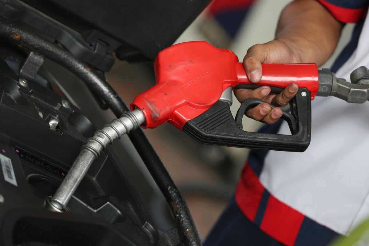 Motorists line-up at a gasoline station in Delpan, Manila on Monday on March 2, 2026, a day before the scheduled oil price hike, amid escalating tensions between United States-Israel and Iran.
Manila City Mayor Francisco “Isko” Moreno Domagoso signs Executive Order No. 7, series of 2026 on Monday, March 2, under the directive, all city government departments, bureaus and offices are directed to achieve a minimum 50 percent reduction in fuel consumption, covering motor vehicles, generators, heavy equipment and other fuel-using assets owned, leased or operated by the city, amid looming oil crisis from Iran conflict.
INQUIRER PHOTO / NIÑO JESUS ORBETA
