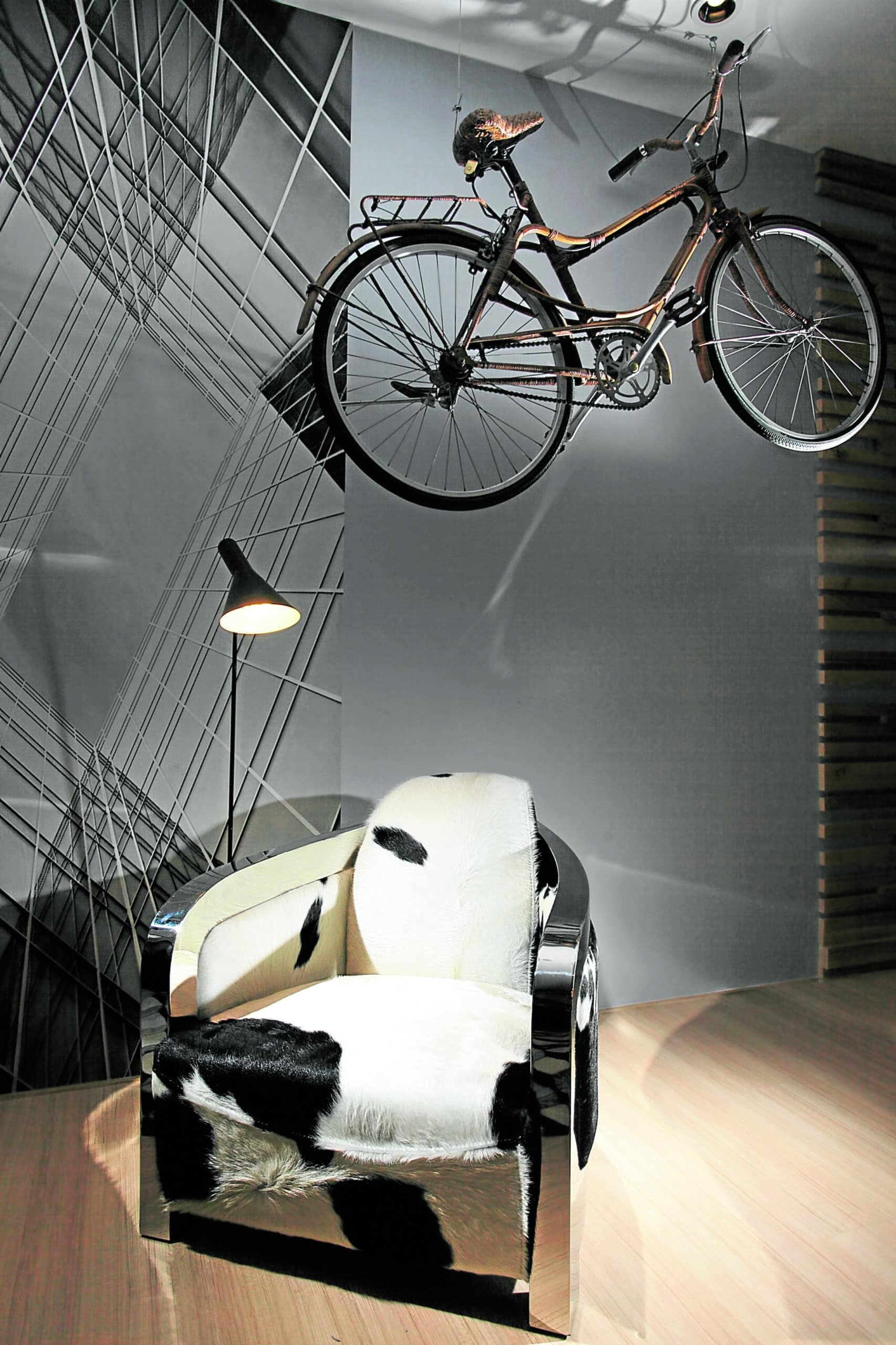 If sports equipment isessential in the shared
space, I would advise
to add a bike rack and a
dedicated shelf for balls,
rackets, and other gear.