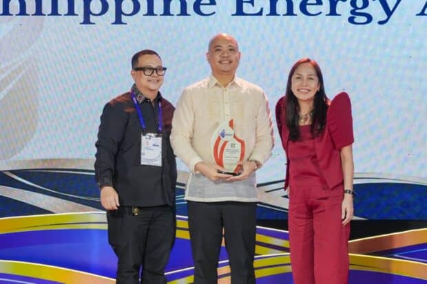 Robinsons Malls receives the recognition as the Energy Efficiency Champion at Inaugural Philippine Energy Awards